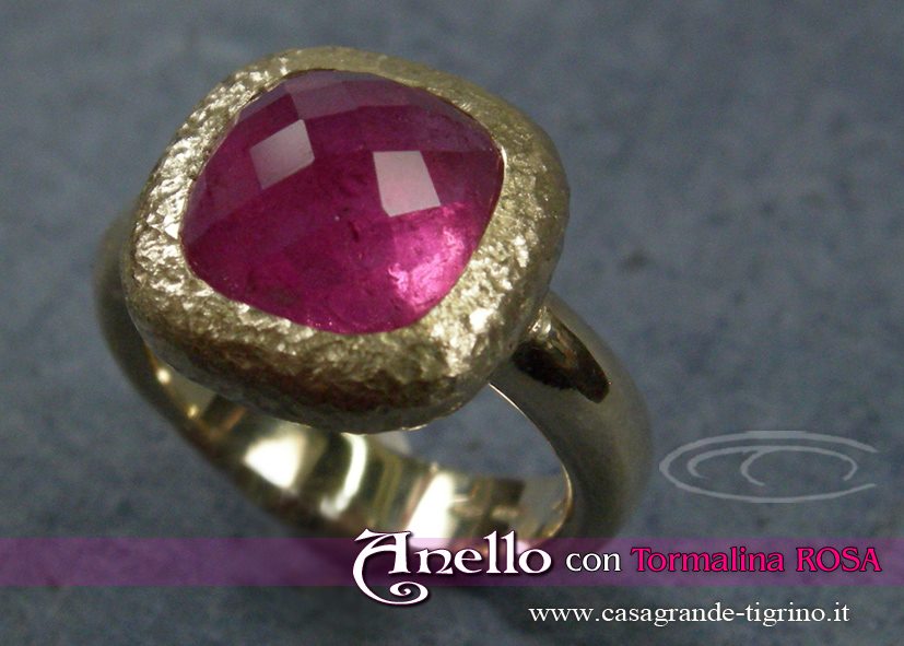 anello_oro_giallo_bordo_martellato_tormalina_rosa